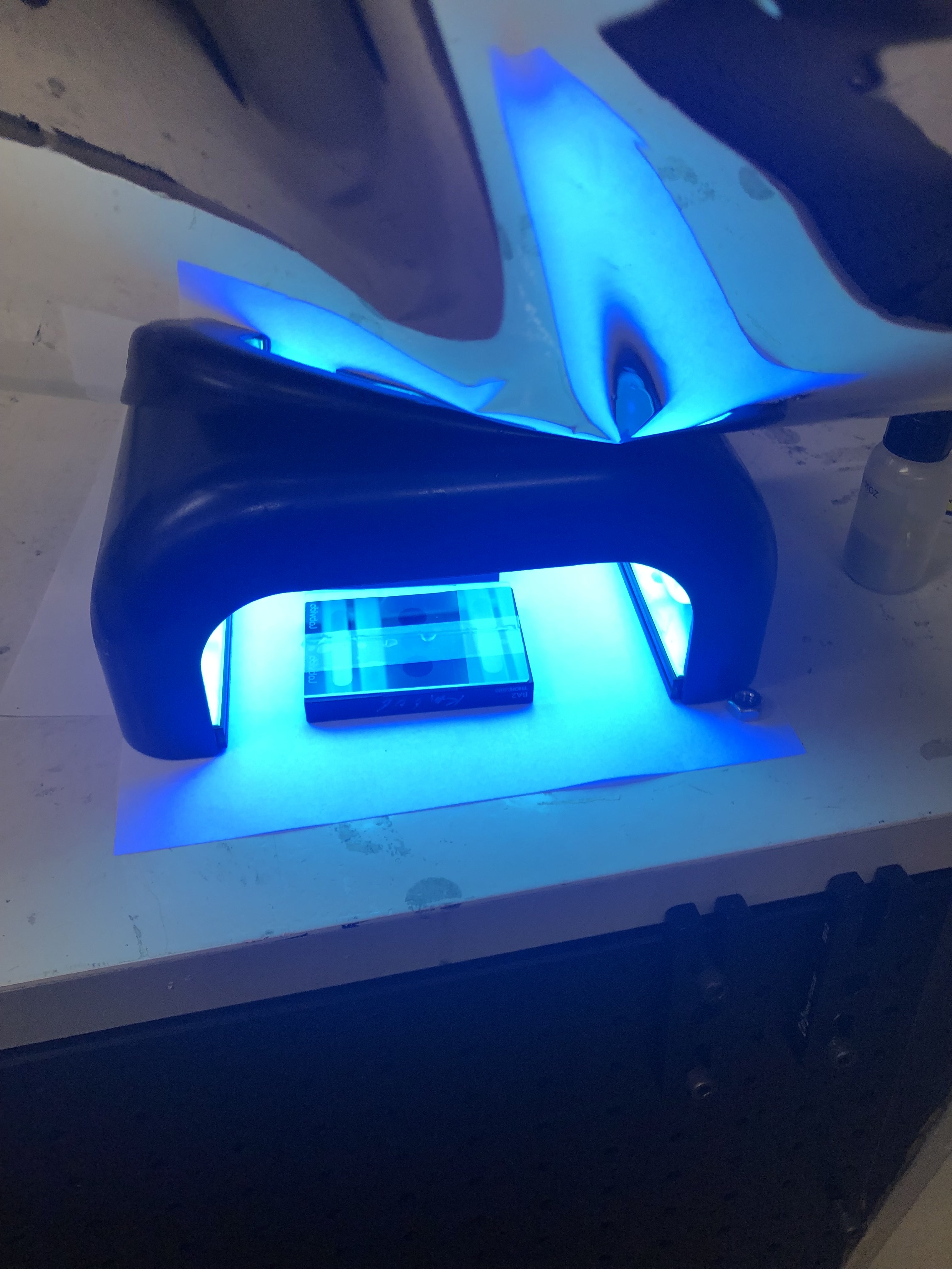 Smaller UV curing station for individual bond samples